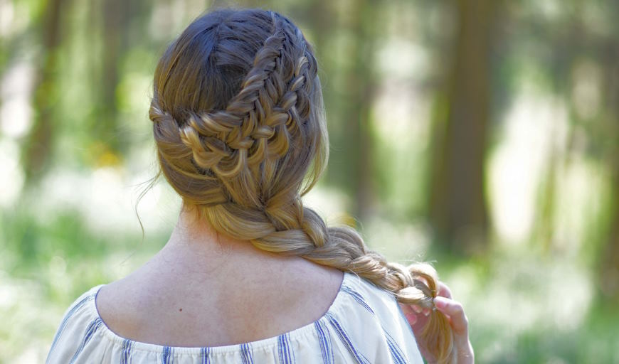 Mastering the Art of Crafting a Side Braid Hairstyle: A Step-by-Step Guide